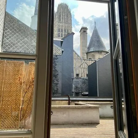 Carre D Or De Vue Sur La Cathedrale *